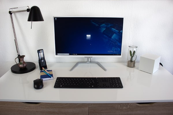 Situation auf einem Schreibtisch mit einem Mini-PC, perfekt für die Büroautomatisierung