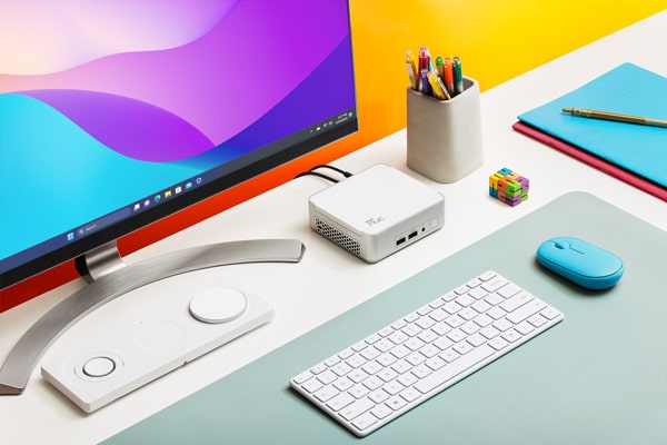 Un mini PC i5 ou i7 13th generation blanc élégant et performant sur votre bureau